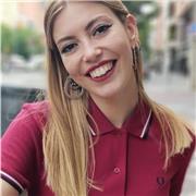 Me llamo Laura y soy bióloga con un máster en microbiología